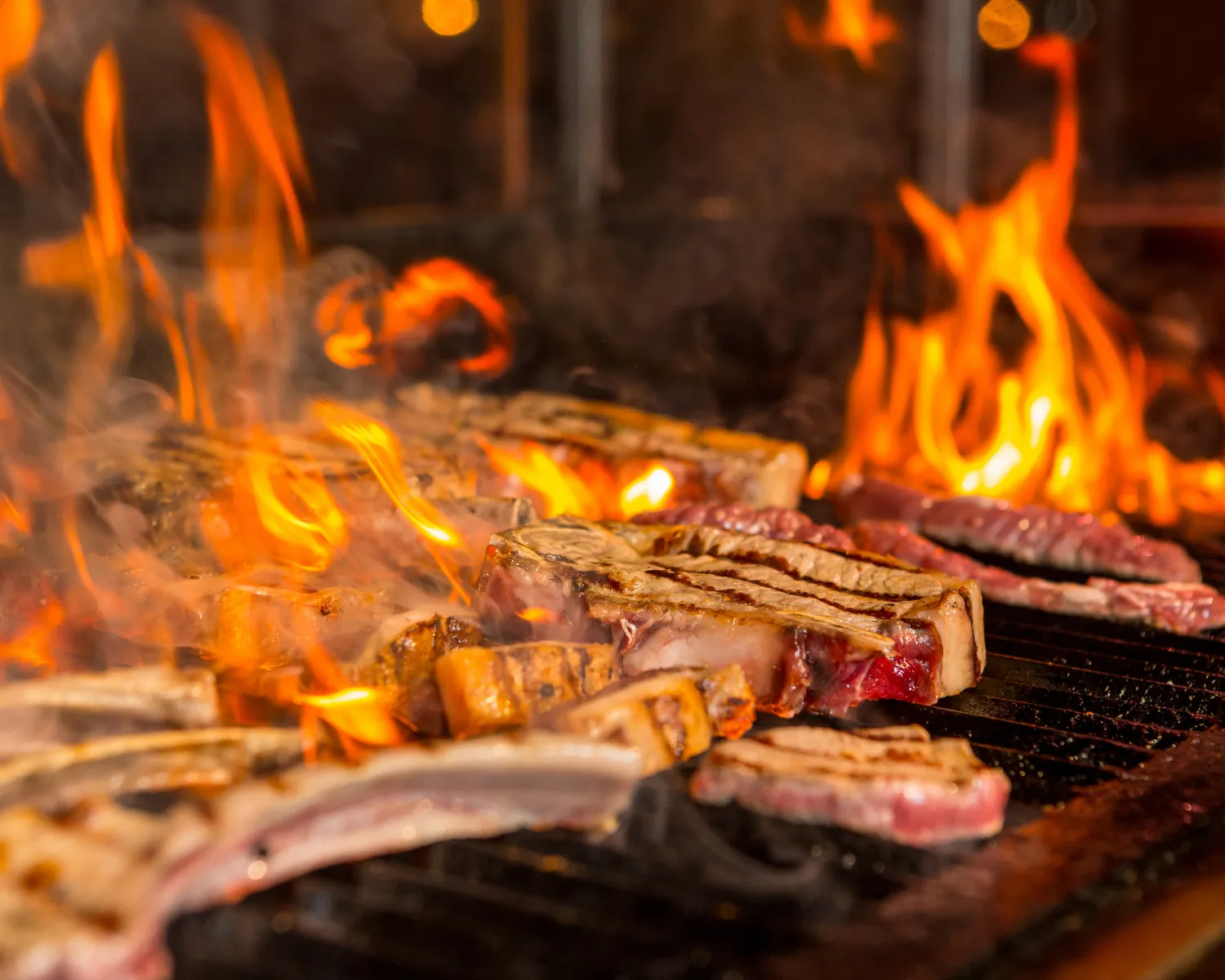 detalle de parrilla con cortes de carne en churrascaría